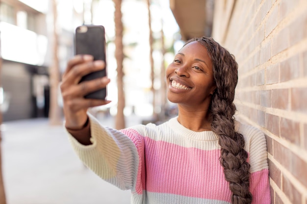 modelo usando um smartphone