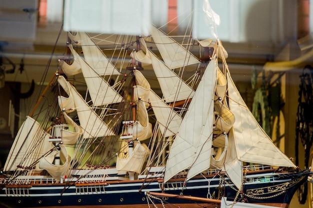 Foto modelo de velero de tamaño pequeño y colorido