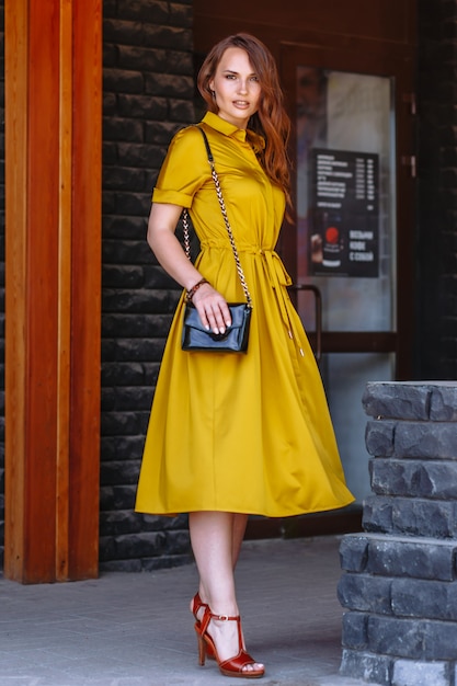 Modelo con un vestido amarillo claro en la calle