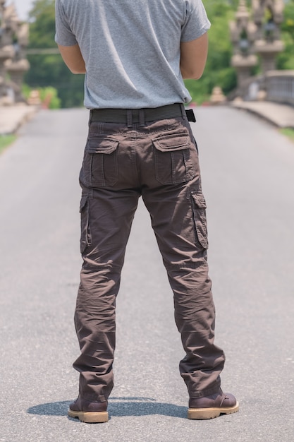 Modelo vestindo calças de carga de cor marrom ou calças de carga