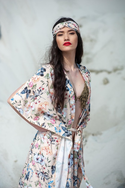 Una modelo viste un kimono floral y una diadema.