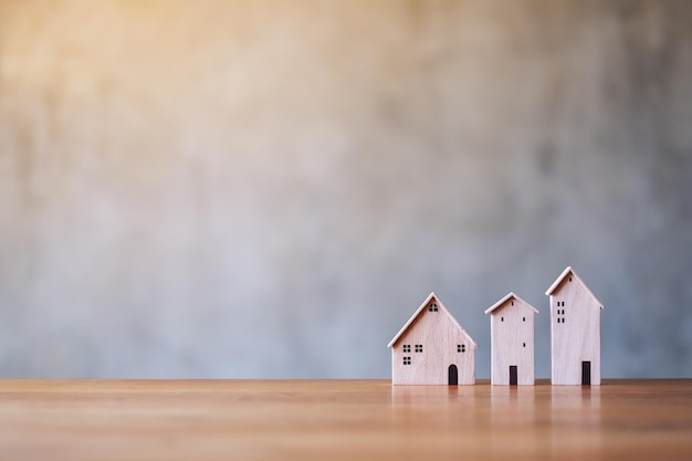 Modelos de casas de madera sobre la mesa.