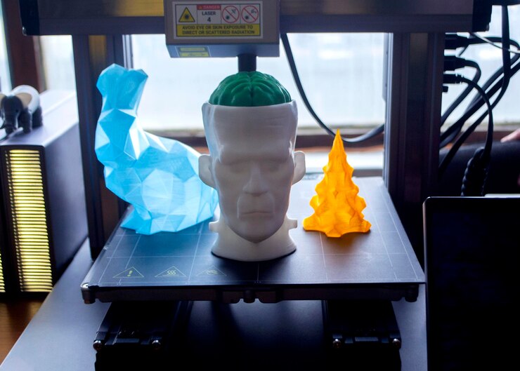 Foto modelos de arte impressos em impressora d na mesa de trabalho de impressora d modelos de protótipo de cabeça humana com cérebro
