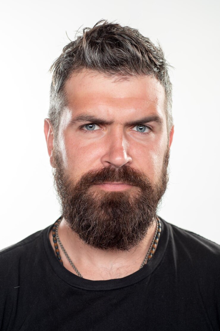 Foto modelos de cara hipster em estúdio homem barbudo com barba longa e bigode na barbearia