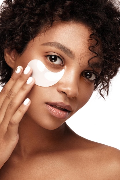 Modelos de skincare afro-americanos com pele perfeita e cabelos cacheados com manchas sob os olhos Conceito de tratamento de spa de beleza