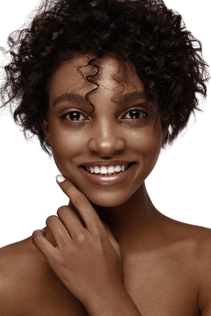 Foto modelos de skincare afro-americanos com pele perfeita e cabelos cacheados conceito de tratamento de spa de beleza