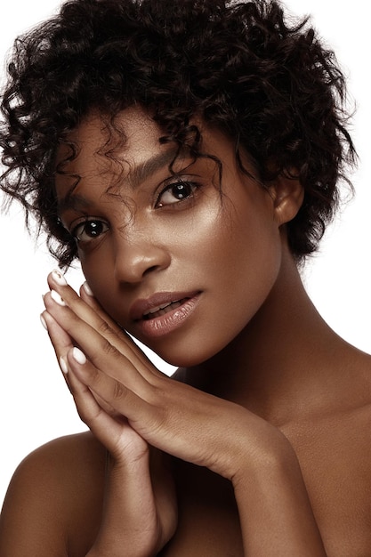 Foto modelos de skincare afro-americanos com pele perfeita e cabelos cacheados conceito de tratamento de spa de beleza