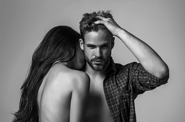 Modelos de hombre y mujer posando en blanco y negro