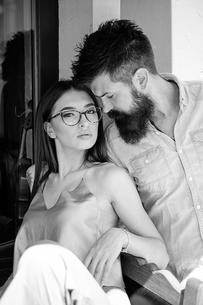 Modelos de moda Novia y novio en relaciones de amistad Pareja enamorada Pareja de enamorados con estilo fashion Mujer sensual y hombre barbudo en relaciones amorosas Sus propias tendencias de moda