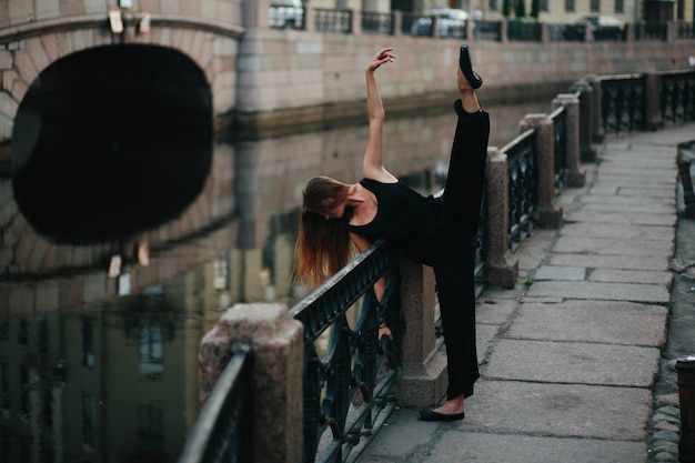 modelos mujer puente al aire libre de atletismo