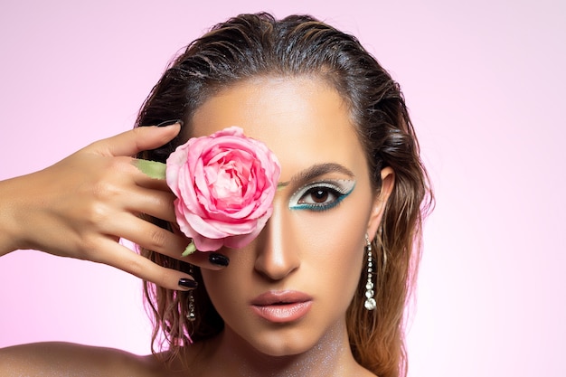 Modemodell mit Rosenblume auf heller Wand