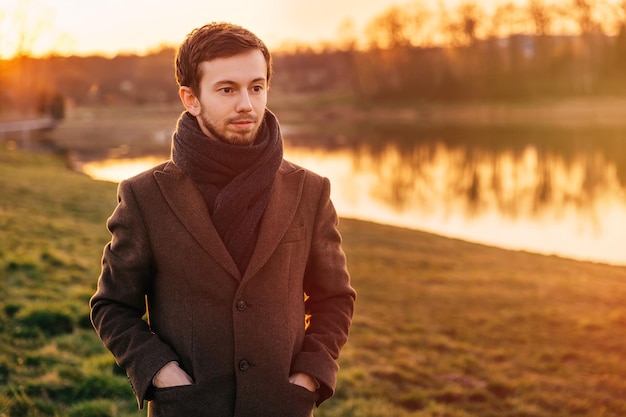 Modeporträt hübscher eleganter bärtiger Mann mit braunem Mantel