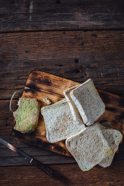 Moderiges Brot auf Holztisch