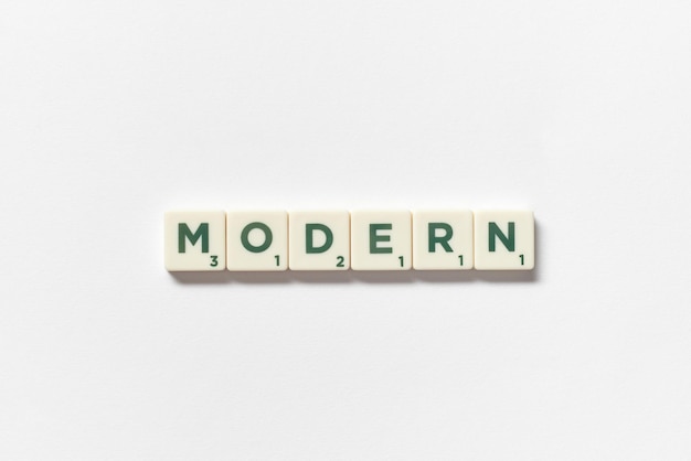 Modern aus Scrabble-Fliesen auf weißem Hintergrund