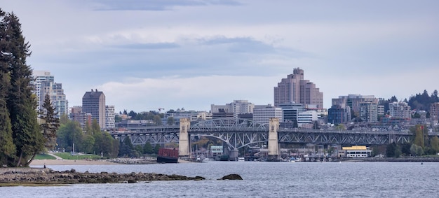 Modern City Buildings beach e Burrard Bridge em False Creek, na costa oeste do Oceano Pacífico