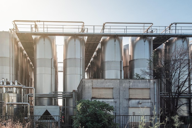 Foto moderna bodega con cubas de acero inoxidable para la fermentación del vino y planta de energía autónoma de vino