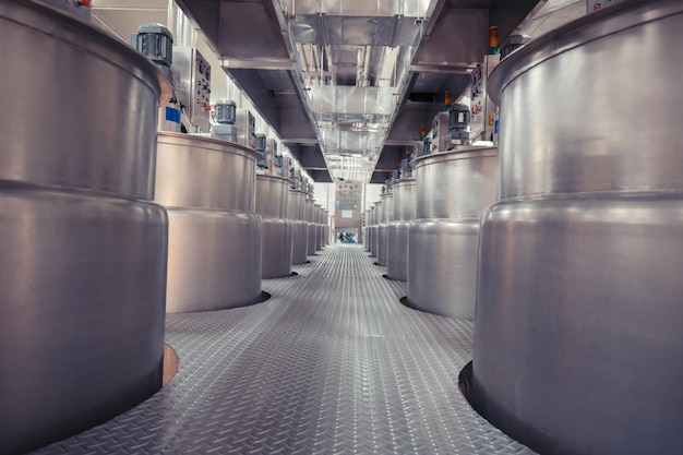 Moderna bodega de leche de coco con tanques de acero inoxidable