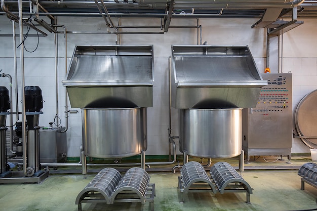 Moderna bodega de leche de coco con tanques de acero inoxidable