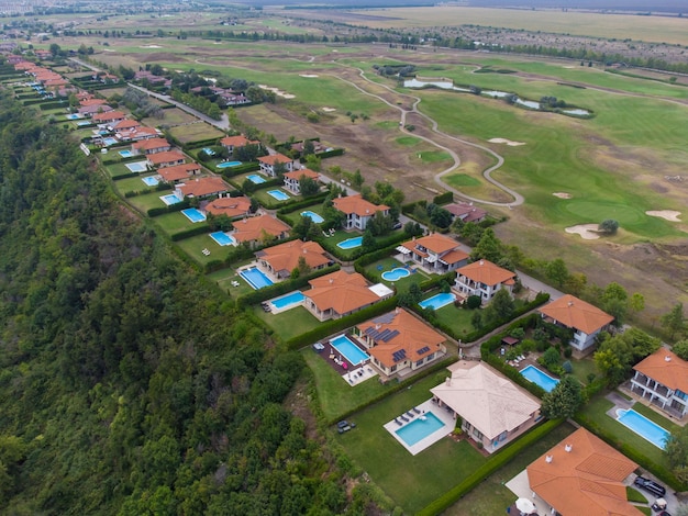 Moderna casa de campo con casas de lujo, piscinas y campos de golf, vista aérea