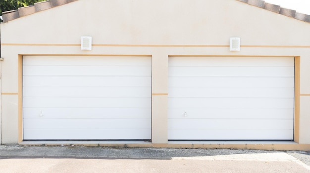 Moderna casa privada de doble puerta enrollable con garaje puerta blanca entrada blanca