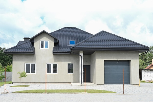 Moderna casa privada de dos plantas con techo gris y paredes de hormigón Nueva construcción de viviendas