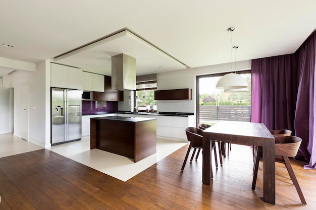 Moderna cocina abierta con mesa de madera