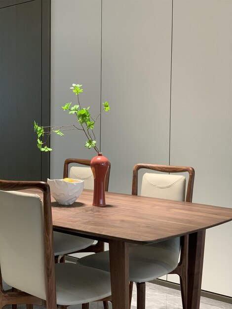 La moderna configuración de la mesa de comedor de nueces