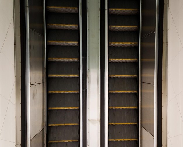 Foto moderna escalera mecánica en el metro