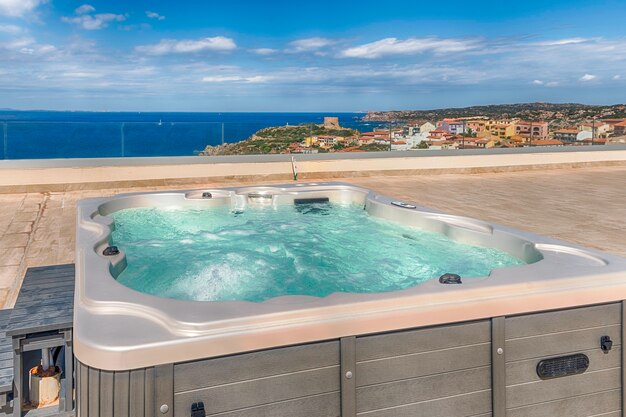 Moderna y lujosa piscina con hidromasaje con vista al pueblo de Santa Teresa Gallura