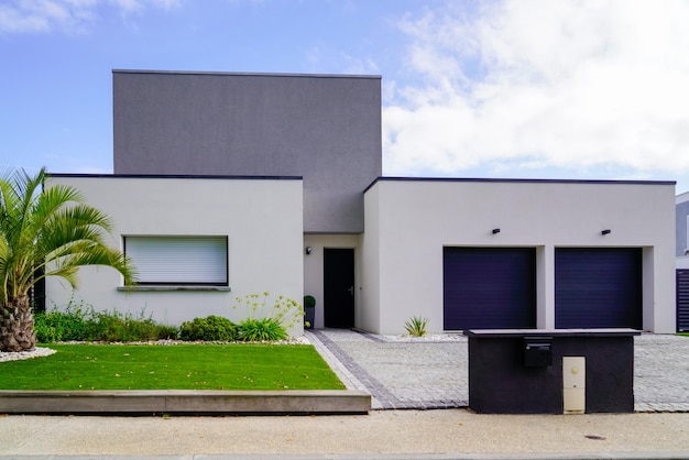 Moderna nueva casa unifamiliar cerca gris en la calle de los suburbios
