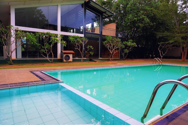 Moderna piscina de lujo al aire libre con agua azul