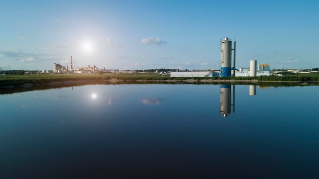 Moderna planta de tratamiento de aguas residuales Tanques para aireación y depuración biológica de aguas residuales