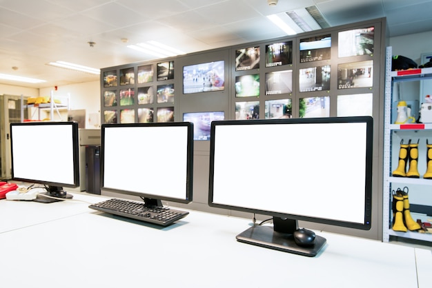 Moderna sala de control de planta y monitores de computadora