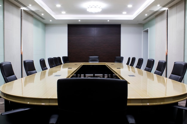 Foto moderna sala de reuniões com mesa e cadeiras. conceito sala de convenção. sala de conferencia
