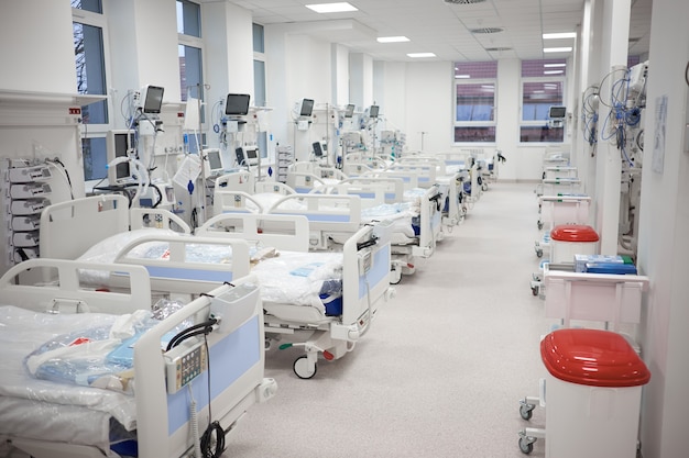 Foto la moderna sala de emergencias de cuidados intensivos temporal vacía está lista para recibir pacientes con infección por coronavirus.