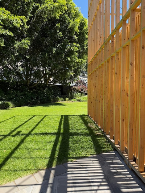 Modernas cercas de madera y jardines