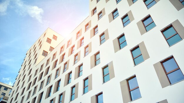 Moderne Apartmentgebäude an einem sonnigen Tag mit blauer Himmelsfassade eines modernen Apartmentgebäudes