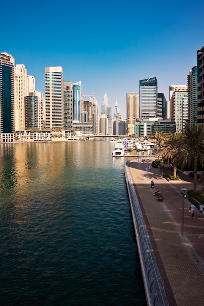 Moderne Architektur der Innenstadt von Dubai mit Wolkenkratzern