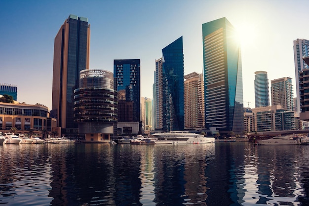 Moderne Architektur der Innenstadt von Dubai mit Wolkenkratzern