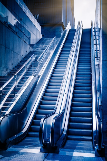 Moderne architektur - die rolltreppe bewegt sich nach oben