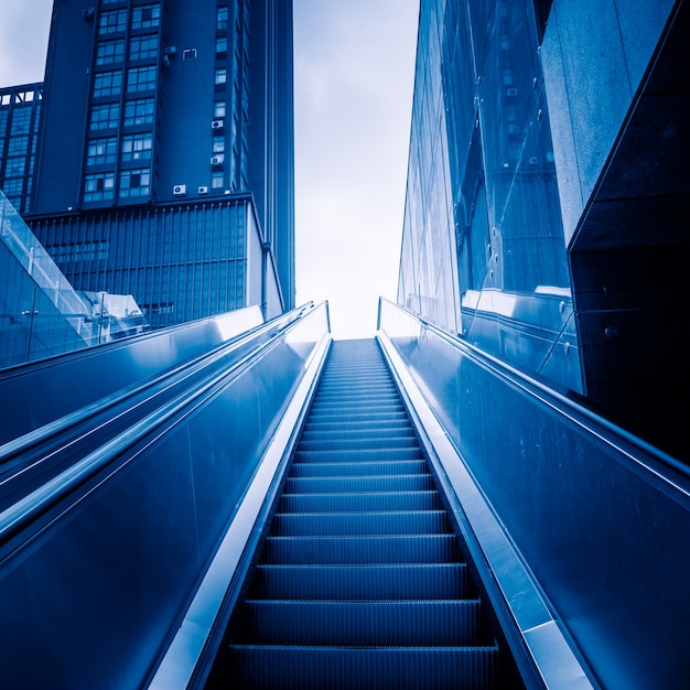 moderne Architektur - die Rolltreppe bewegt sich nach oben