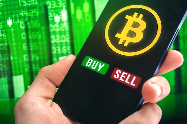 Moderne Art des Austauschs von Bitcoin bequeme Zahlungsmethode im Hintergrund des globalen Wirtschaftsmarktes Smartphone in der Hand Finanzanlage mit virtueller digitaler Währung