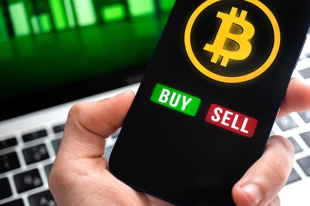 Moderne Art des Austauschs von Bitcoin bequeme Zahlungsmethode im Hintergrund des globalen Wirtschaftsmarktes Smartphone in der Hand Finanzanlage mit virtueller digitaler Währung