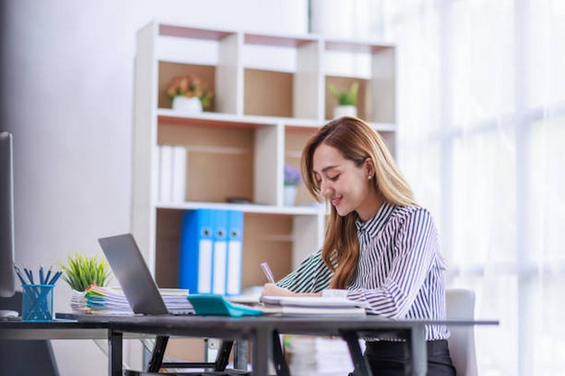 Moderne asiatische Geschäftsfrau im Home-Office macht Planung, analysiert die Finanzberichte des Unternehmens