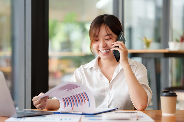 Moderne asiatische Geschäftsfrauen sprechen selbstbewusst mit Partnern über Finanzen im Büro Buchhaltungskonzept