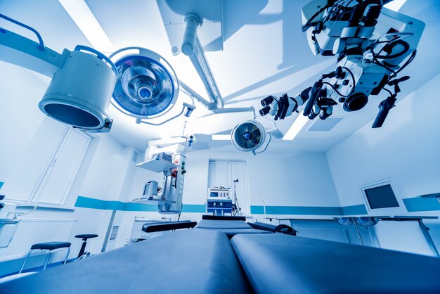 Moderne ausstattung im operationssaal. medizinprodukte für die neurochirurgie.