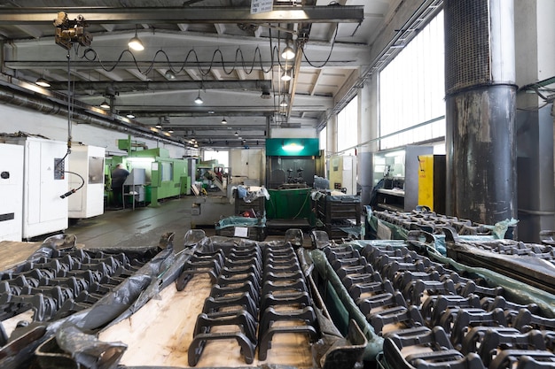 Moderne Automobilfabrik mit industriellem Landschaftshintergrund aus Stahlkonstruktionen