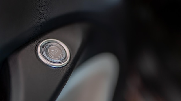 Moderne Autotür zum Öffnen der Knopftür ohne elektronisches Öffnen des Griffs