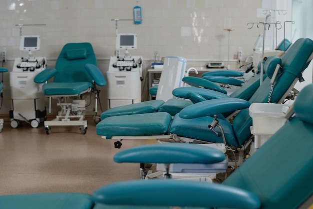 Moderne Bluttransfusionszentrum mit Sitzplätzen und Maschinen