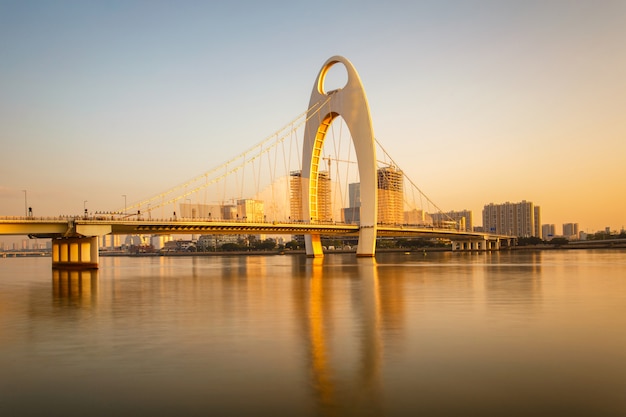 Moderne Brücke im Zhujiang und im modernen Gebäude des Finanzbezirkes in der Guangzhou-Stadt China